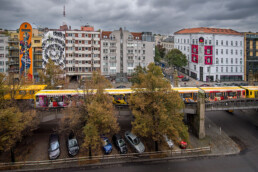Stadtblick mit vorbeifahrender U-Bahn und das Urban Nation Museum 2017.