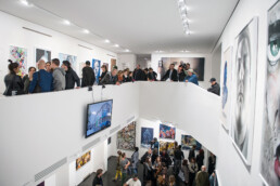 Weitwinkel auf zwei Ebenen mit Publikum bei der Urban Nation Museum Eröffnung 2017.