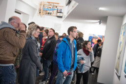 Nahaufnahme von Besuchenden vor einem großformatigen Werk bei der Urban Nation Museum Eröffnung 2017.