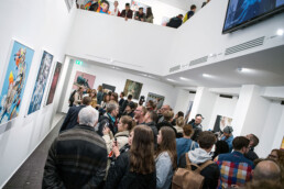 Überblick über den Ausstellungsbereich mit vielen Besuchenden bei der Urban Nation Museum Eröffnung 2017.