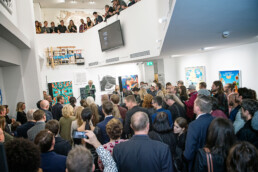 Überblick über den Ausstellungsbereich mit vielen Besuchenden bei der Urban Nation Museum Eröffnung 2017.