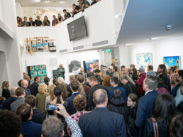 Überblick über den Ausstellungsbereich mit vielen Besuchenden bei der Urban Nation Museum Eröffnung 2017.