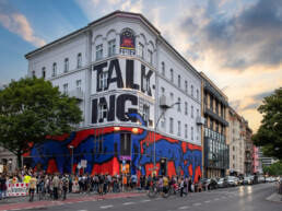 Außenansicht des Urban Nation Museums mit der von der Broken Fingaz Crew gestalteten Fassade während der Ausstellungseröffnung.