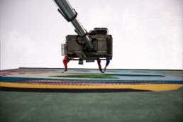 Low-Angle-Aufnahme der Hebebühne während der Produktion des Urban Nation One Wall Murals von Various & Gould.