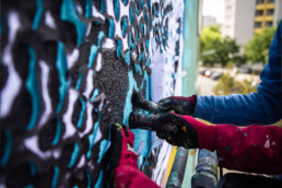 Detailaufnahme: Pinselarbeit und Texturen am One Wall Mural von Various & Gould für Urban Nation in Berlin.