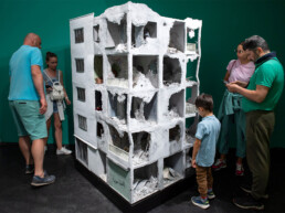 Besuchergruppe um eine raumgreifende Skulpturvon Icy&Sot bei der Ausstellungseröffnung im URBAN NATION Museum.