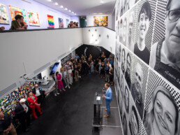 Markus Terboven hält die Eröffnungsrede zur Ausstellung ‚Talking and Other Banana Skins‘ im Urban Nation Museum.