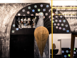 Detail einer Backstage-Zone im Vienna House Easy by Wyndham Berlin mit Pfau-Wandmotiv von Maja Huerst