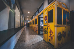 Hotelflur im Vienna House Easy by Wyndham Berlin mit U-Bahn Wandgestaltung von Mate