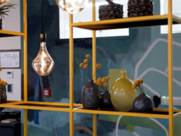 Detailaufnahme einer von Johannes Mundinger bemalten Wand im Vienna House Easy by Wyndham Berlin.