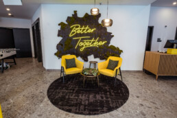 Lobbybereich im Vienna House Easy by Wyndham Berlin mit Better Together Wandinstallation von Lura