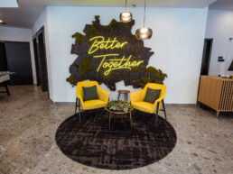 Lobbybereich im Vienna House Easy by Wyndham Berlin mit Better Together Wandinstallation von Lura