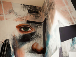 Detailaufnahme des Murals von Layer Cake und Sebastian Wandl im Vienna House Easy by Wyndham Berlin.