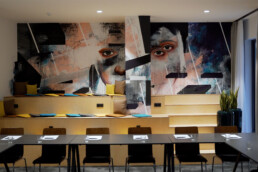 Meetingraum im Vienna House Easy by Wyndham Berlin mit großformatigem Mural von Layer Cake und Sebastian Wandl