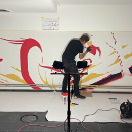 Alex Hanke bei der Mural-Produktion im Vienna House Easy by Wyndham Berlin