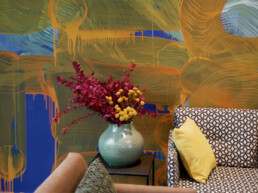 Detailaufnahme der farbigen Typografie-Wandgestaltung von Stohead im Vienna House Easy by Wyndham Berlin