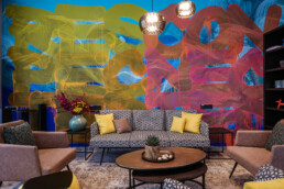 Detail der Wandgestaltung von Stohead im Eingangsbereich des Vienna House Easy Berlin – künstlerische Raumgestaltung im Hotel