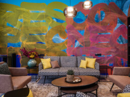 Detail der Wandgestaltung von Stohead im Eingangsbereich des Vienna House Easy Berlin – künstlerische Raumgestaltung im Hotel