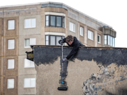 Vorbereitung der Wandfläche für eine Fassadengestaltung am KitKat Club in Berlin.