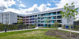 Großformatiges Fassadenmural von Stohead am Wohnkomplex Waterkant in Berlin-Spandau