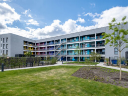 Großformatiges Fassadenmural von Stohead am Wohnkomplex Waterkant in Berlin-Spandau