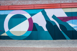 Detail der Wandgestaltung: geometrische Formen und Farbflächen in Türkis, Weiss und Violett auf der 40 m Wand.