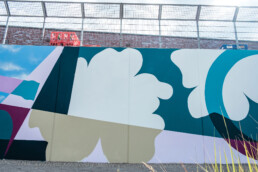 Detailansicht der Wandgestaltung für ANH Hausbesitz mit grossen organischen Formen und klaren Kanten.