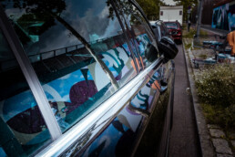 Reflexion der 40 m Wandgestaltung im Autofenster, ANH Hausbesitz Projekt von Roberto Rivadeneira mit Gamze Yalcin.