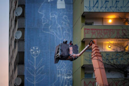 Brave Wall: Vorzeichnung des Murals von Kate Voronina an einer Berliner Fassade, Hubarbeitsbühne im Einsatz.