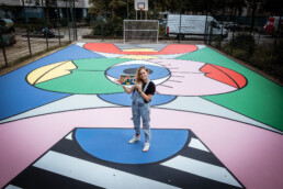 Fertig gestalteter Basketballplatz „Hypercourt“ von Katrien Vanderlinden für URBAN NATION, bunte Grafik mit zentralem Auge