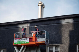 Team grundiert die Fassade am KitKat Club Berlin mit Hebebühne als Vorbereitung für das Back Market Artwork von Vikunia.