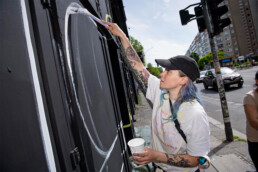 Detailaufnahme beim Malen: Vikunia-Motiv wird am KitKat Club Berlin mit Pinsel ausgearbeitet, Back Market Produktion.