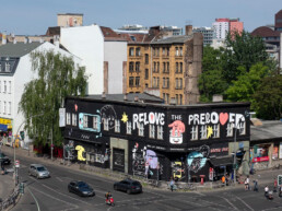 Fertiges Fassaden-Artwork am KitKat Club Berlin: Back Market x Vikunia, grossflächiges Motiv über die Gebäudeecke.