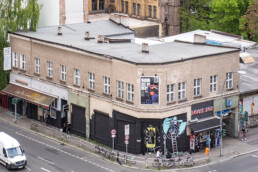 Aussenansicht KitKat Club Berlin: Wand wird für Back Market mit Vikunia-Motiv bespielt, Team arbeitet an der Fassade.