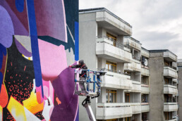 SatOne beim Malen auf der Hebebühne, Detailaufnahme der Fassadenproduktion für One Wall, Urban Nation