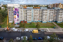 SatOne gestaltet eine hohe Giebelfassade im Rahmen von One Wall, Hebebühne im Einsatz, Urban Nation