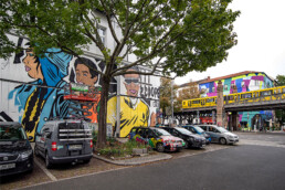 traßenansicht der Urban Nation Museum Fassade mit Mural von Lady Aiko nach Motiven von Martha Cooper.