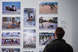 Ausstellungsansicht mit dokumentarischen Fotografien von Martha Cooper, die spielende Kinder im urbanen Raum zeigen
