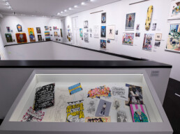 Vitrine mit Skizzen, Fotografien und Archivmaterial aus der Ausstellung „Martha Cooper: Taking Pictures“ im Urban Nation Museum.