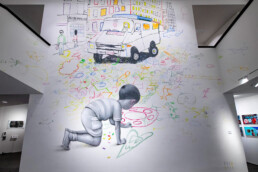 Großformatiges Wandbild in der Ausstellung „Martha Cooper: Taking Pictures“, das Fotografie, Zeichnung und Street Art verbindet.