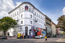 Gesamtansicht der Urban Nation Museumsfassade mit großflächigem Mural von Lady Aiko nach Motiven von Martha Cooper.