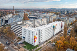 Luftaufnahme des Berlinovo-Gebäudekomplexes mit mehreren gestalteten Fassaden