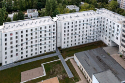 Blick in den Innenhof mit umlaufender grafischer Liniengestaltung an der Fassade