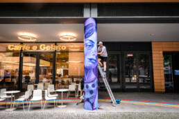 Säulenbanner Installation unter dem Arkadendach am Potsdamer Platz beim Creative Summer Lab 2025 von Caro Pepe