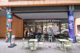 Säulenbanner Motiv im öffentlichen Raum am Potsdamer Platz beim Creative Summer Lab 2025 von Caro Pepe und Age Age