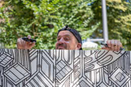 Detailaufnahme von Ennicolor bei der Arbeit an einer Urban Art Installation beim Creative Summer Lab 2025 am Potsdamer Platz