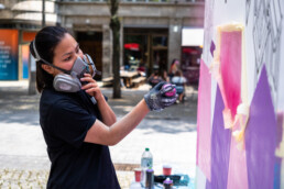 Ennicolor arbeitet an einer großformatigen Installation beim Creative Summer Lab 2025 am Potsdamer Platz