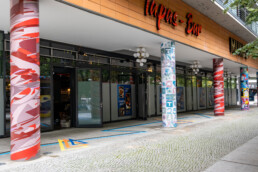 Säulenbanner Gestaltung am Potsdamer Platz beim Creative Summer Lab 2025 mit Arbeiten von KERA