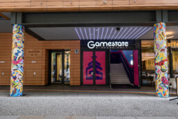 Säulenbanner Kunst im Stadtraum am Potsdamer Platz beim Creative Summer Lab 2025 von Meltem Bayram