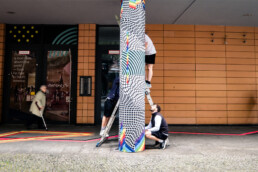 Säulenbanner Installation im Arkadengang am Potsdamer Platz beim Creative Summer Lab 2025 von Mischka